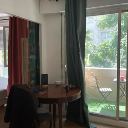 Charming Nest Of 45 M With Balcony 아파트 *